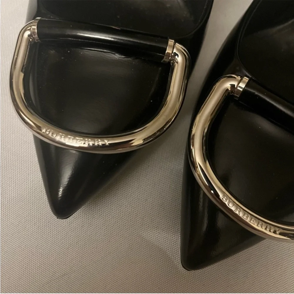 Burberry Flanagan Black Patent Leather Silver D-Ring Heeled Pumps Size 9 (39)